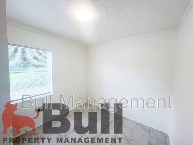 Building Photo - 139 W 8th St