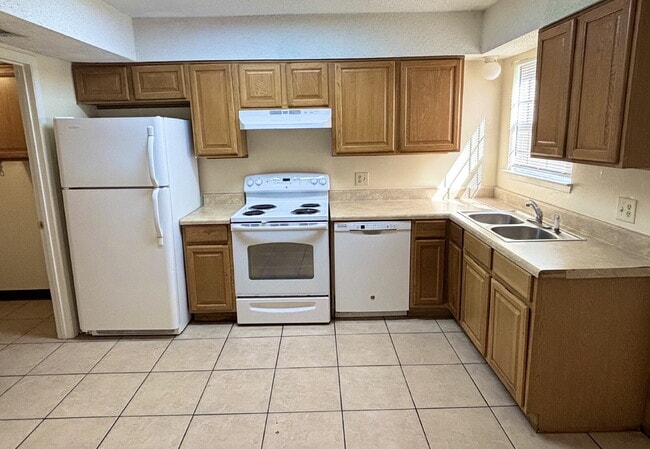 Building Photo - "Charming 2-Bed Townhouse in Fort Walton B...