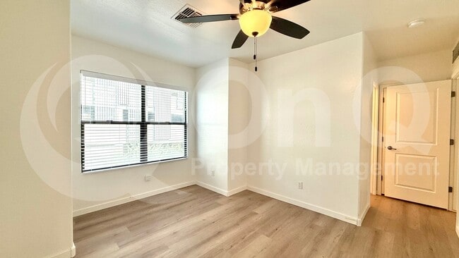 Building Photo - 330 S Farmer Ave