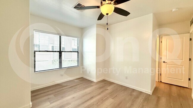 Foto del edificio - 330 S Farmer Ave