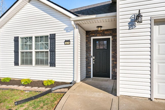 Building Photo - 1676 Putnam Dr