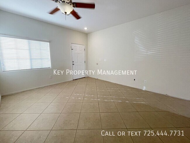 Foto del edificio - 2 PRIMARY BEDROOMS, 2.5 BATH HOME RIGHT OF...