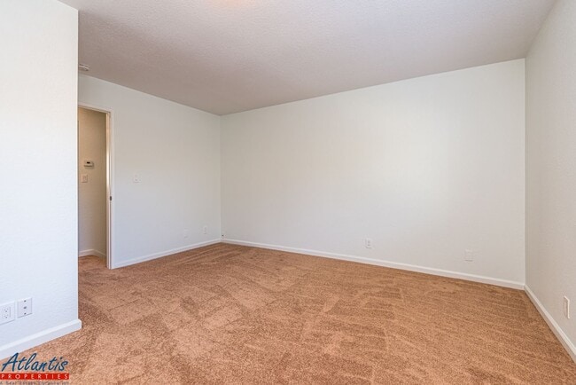 Building Photo - Beautiful Condo | Remodeled | Private Outd...
