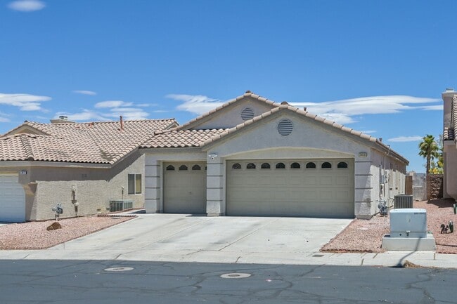 Building Photo - NW single Story!!! Small Pool!!!! Solar Pa...