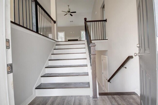Foto del edificio - 3709 Centerview Dr