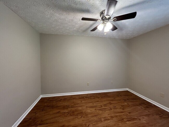 Building Photo - 311/313 Jockey Club Dr