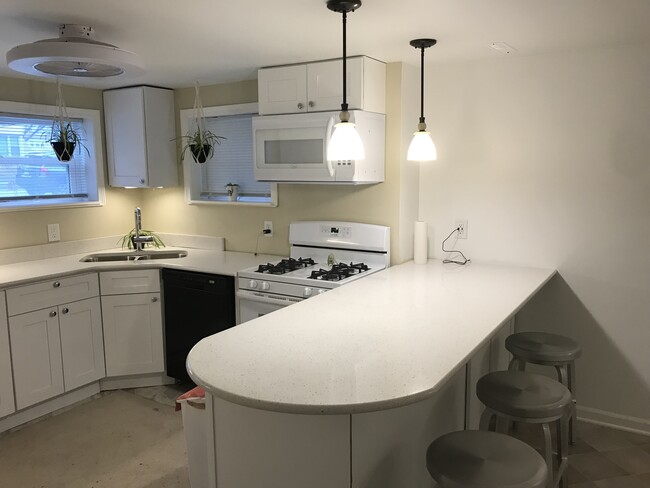 Building Photo - 5335 W Sunnyside Ave