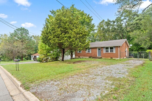 Foto del edificio - Renovated 3 Bedroom Dog Friendly Home For Rent on Lafayette Road!