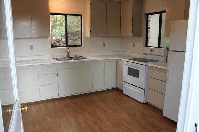 Kitchen - 21850 Bear Creek Rd