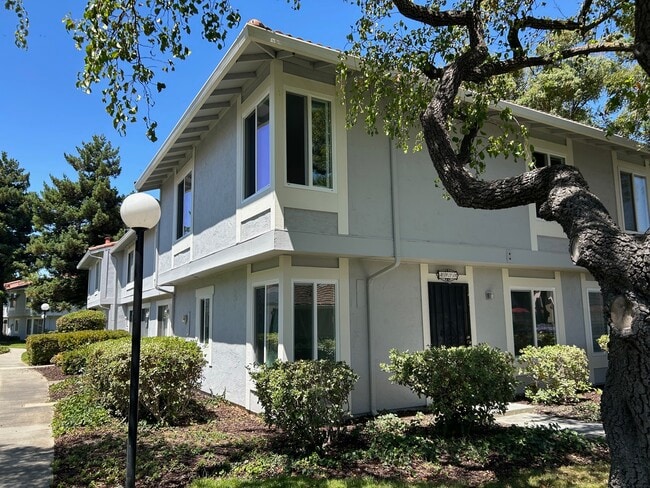 Building Photo - 4910 Lowry Rd