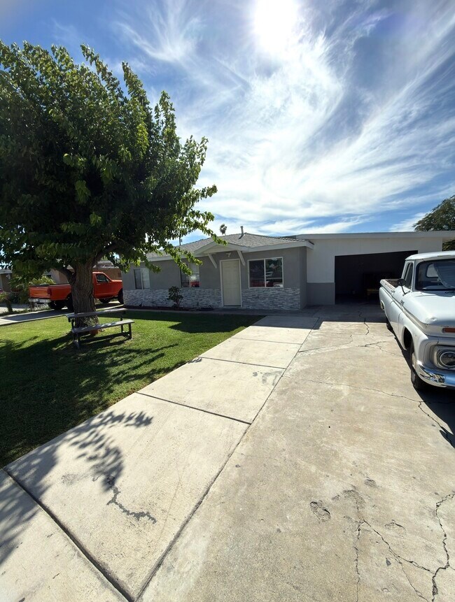 Foto del edificio - 5890 Noble St