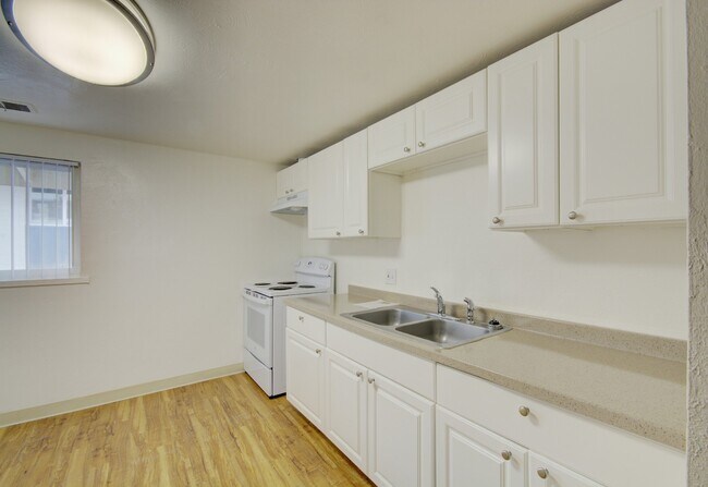 Foto del edificio - 8101-8195 W 9th Ave