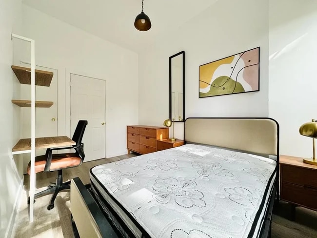 Foto del edificio - Furnished room/NOT APARTMENT