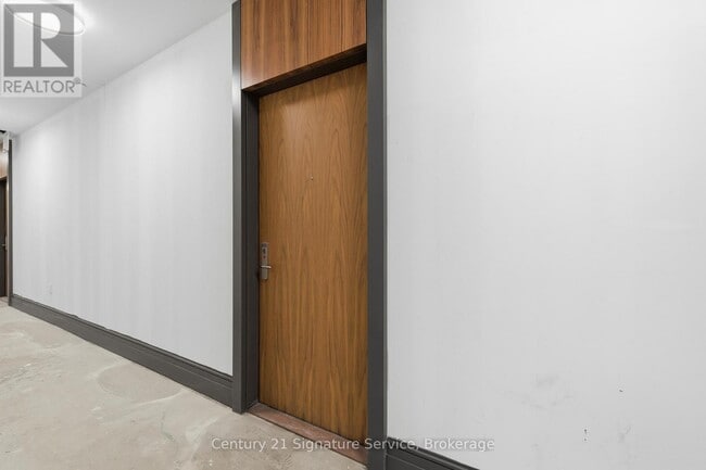 Building Photo - 27 Korda Gate