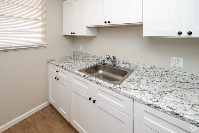 2BR, 1BA - 735SF - Kitchen - Monet V