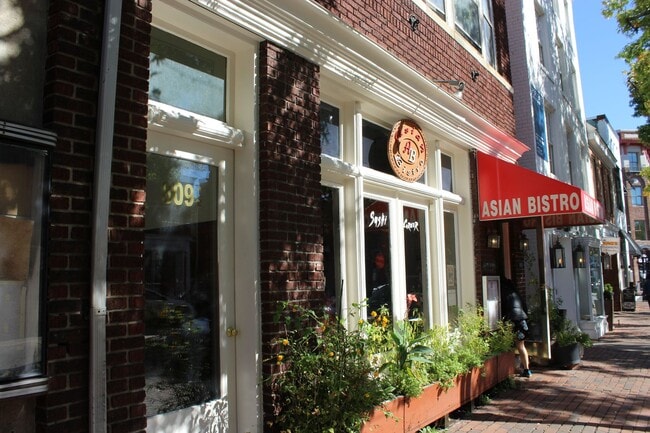 Photo - 809-809-809-802 King St Apartment