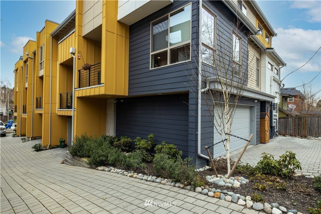 Primary Photo - Spacious New Townhouse with 2 Car Garage a...