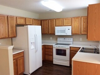 Foto del edificio - 8221 Holly Tree Ln