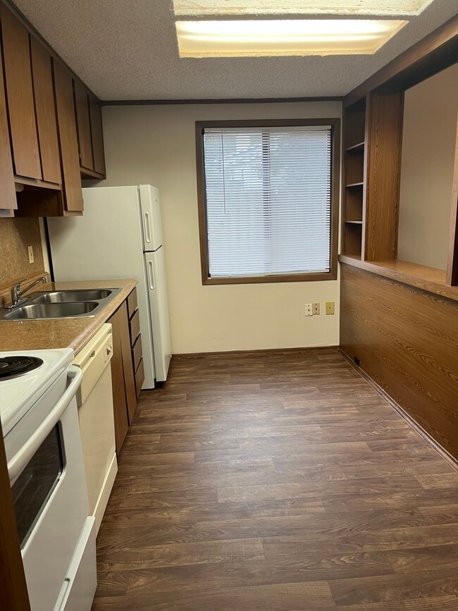 Building Photo - Swanbrook Manor Apartments