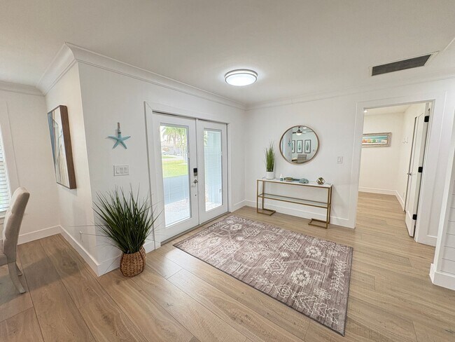 Foto del edificio - Beautifully Furnished Pool Home with Boat ...