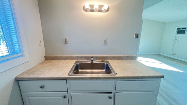 Building Photo - Cute 1 Bedroom Unit in Buena Park Tri-Plex