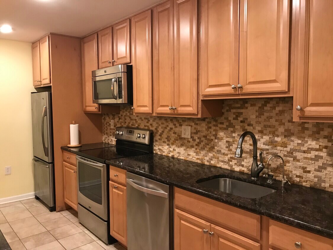 8 Pine Cluster Cir Unit J, Manalapan, NJ 07726 Condo for Rent in