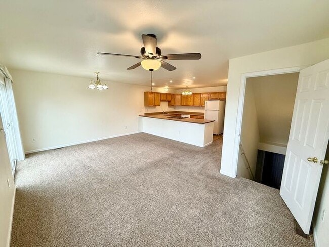 Building Photo - Spacious 4 Bed/3 Bath Duplex in Greeley