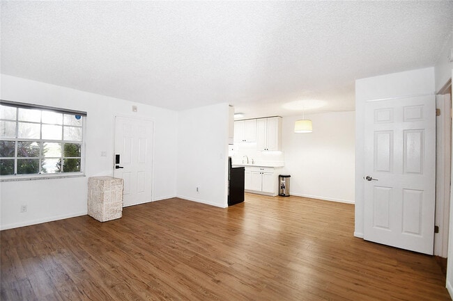 Building Photo - 900 NE 26th St