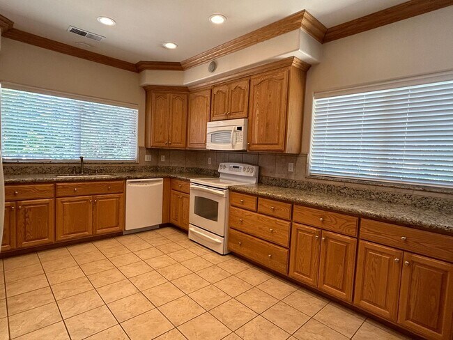 Building Photo - 4 Satsuma Ct
