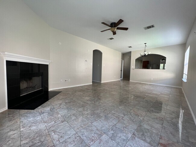 Building Photo - Great updated 3/2/2 home in Wildhorse Cree...