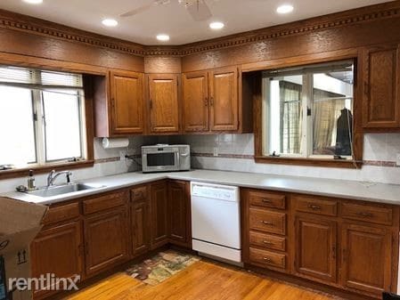 Building Photo - 2 br, 1 bath Apartment - 102 Floral St