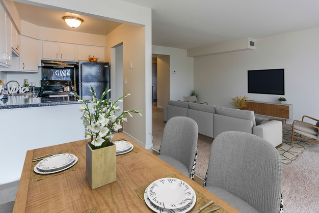 Dining Area - Lake Forest Apartment Homes