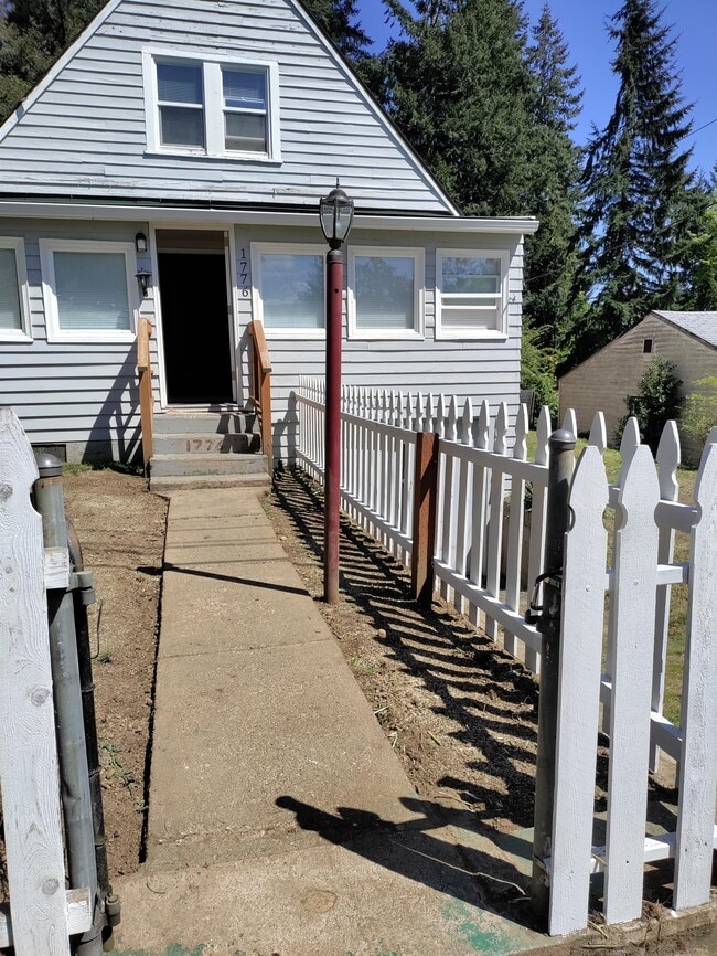 Building Photo - 1776 SE Stewart St