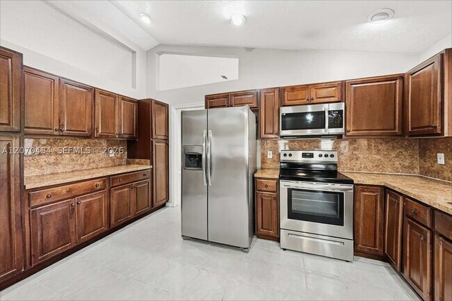 Foto del edificio - 13325 Kingsbury Dr