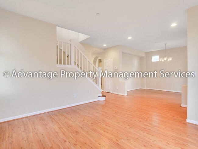 Building Photo - 4 bed/3.5 bath 2,454 sq ft Home in Desirab...