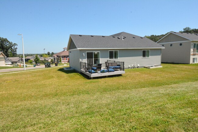 Foto del edificio - Beautiful, Modern, Updated, 4 Bed 3 Bath A...