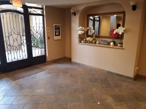 Building Photo - 2 bedroom in Toluca Lake CA