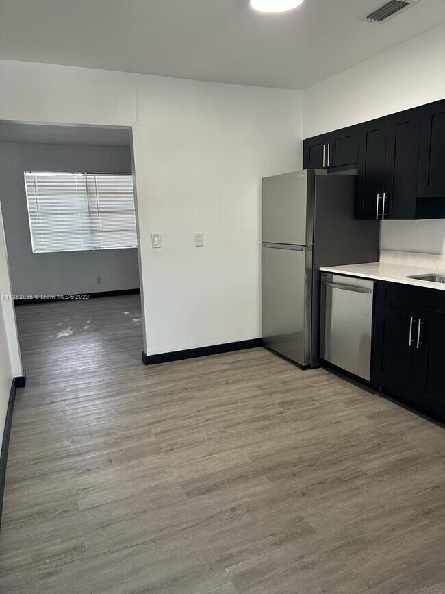 Foto del edificio - 725 NW 1st Ct