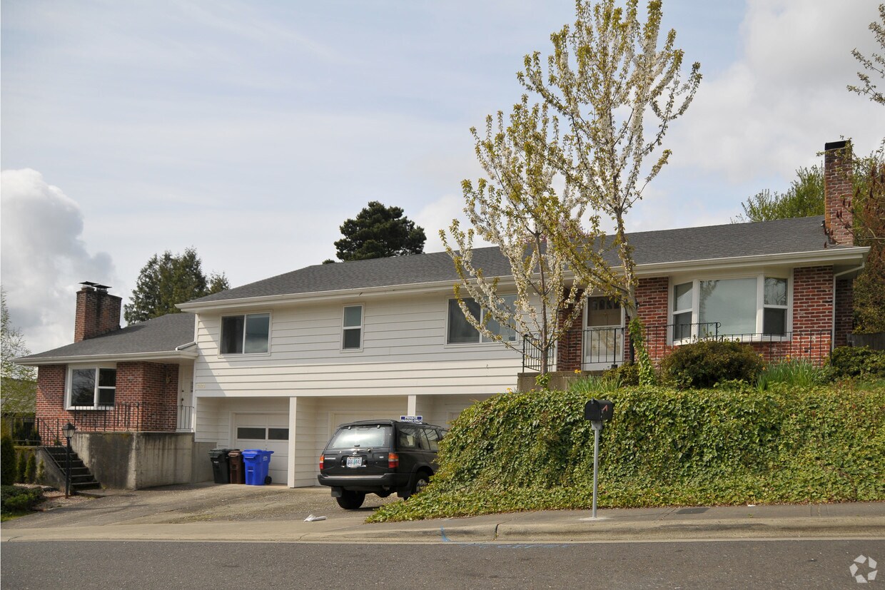 Building Photo - 2041 SW Camelot Ct