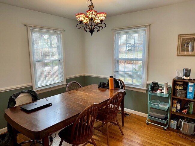 Foto del edificio - Spacious Corner Town Home With Large Yard