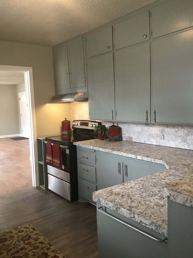 Foto del edificio - 4 Bedrooms/2 Full Baths/2 Living-Dining/2 ...