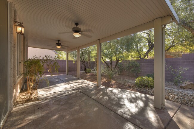 Building Photo - SUMMERLIN Home 3 Bedrooms + Small Loft - M...