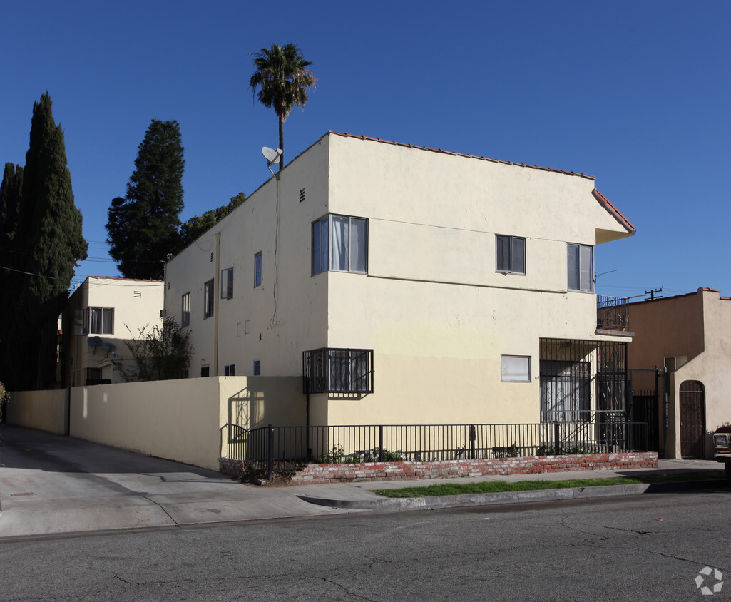 Primary Photo - 2869 Clarendon Ave