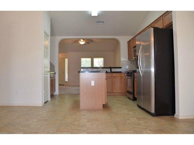 Building Photo - 3 Bedroom, 2 Bath, Single Story Home in Ce...