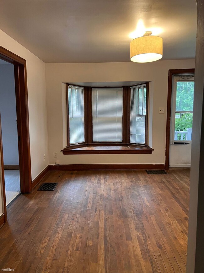 Building Photo - 1 br, 1 bath Triplex - 44716 Davis Dr One-...
