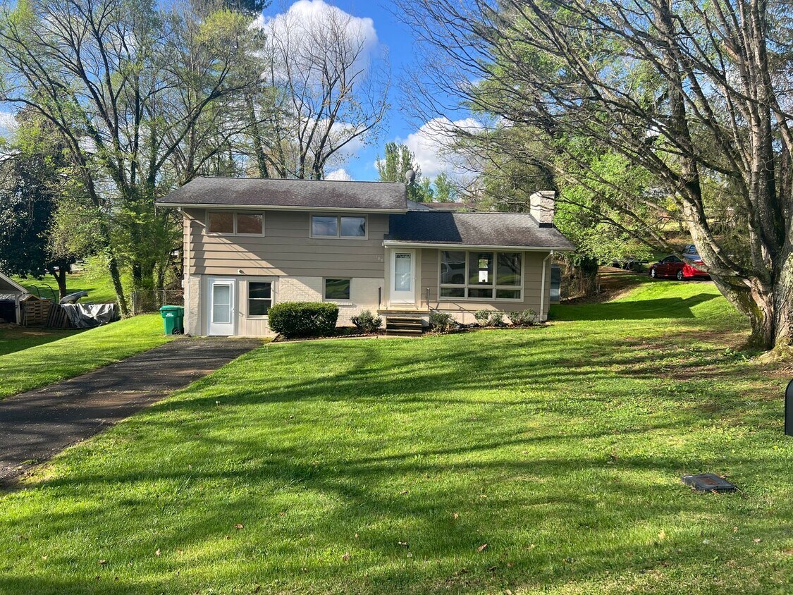 Primary Photo - Very nice home located in the heart of Col...
