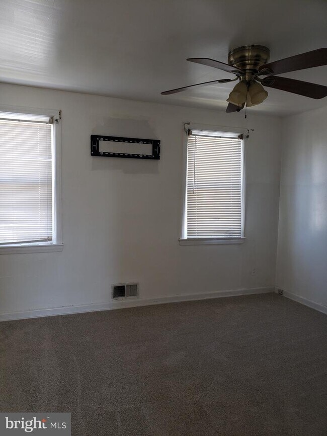 Foto del edificio - 4417 Manorview Rd