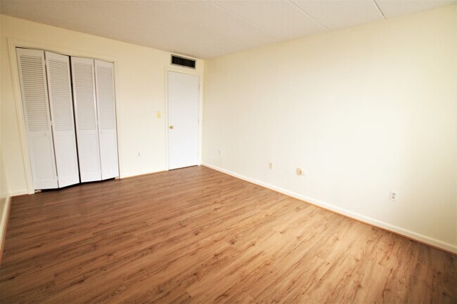 Building Photo - 85 Brainerd Rd