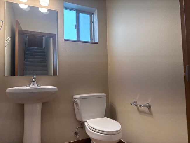 Building Photo - Convenient 3 beds, 2.5 bath in Ballard