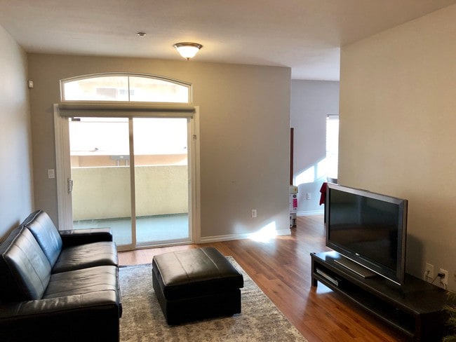 Living room - 3711 Baldwin St